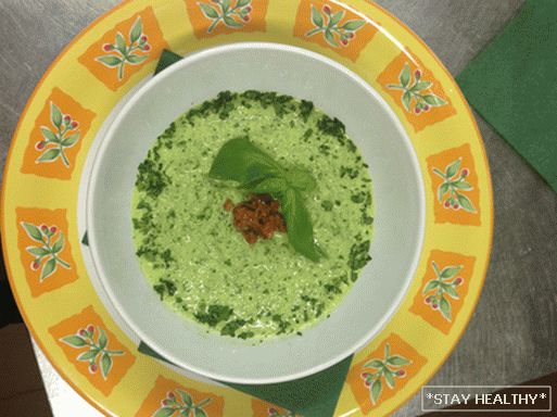 Dietary cucumber and arugula soup