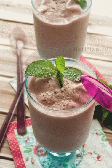 Strawberry-banana shake with homemadeyogurt