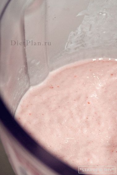 Strawberry-banana shake with homemadeyogurt