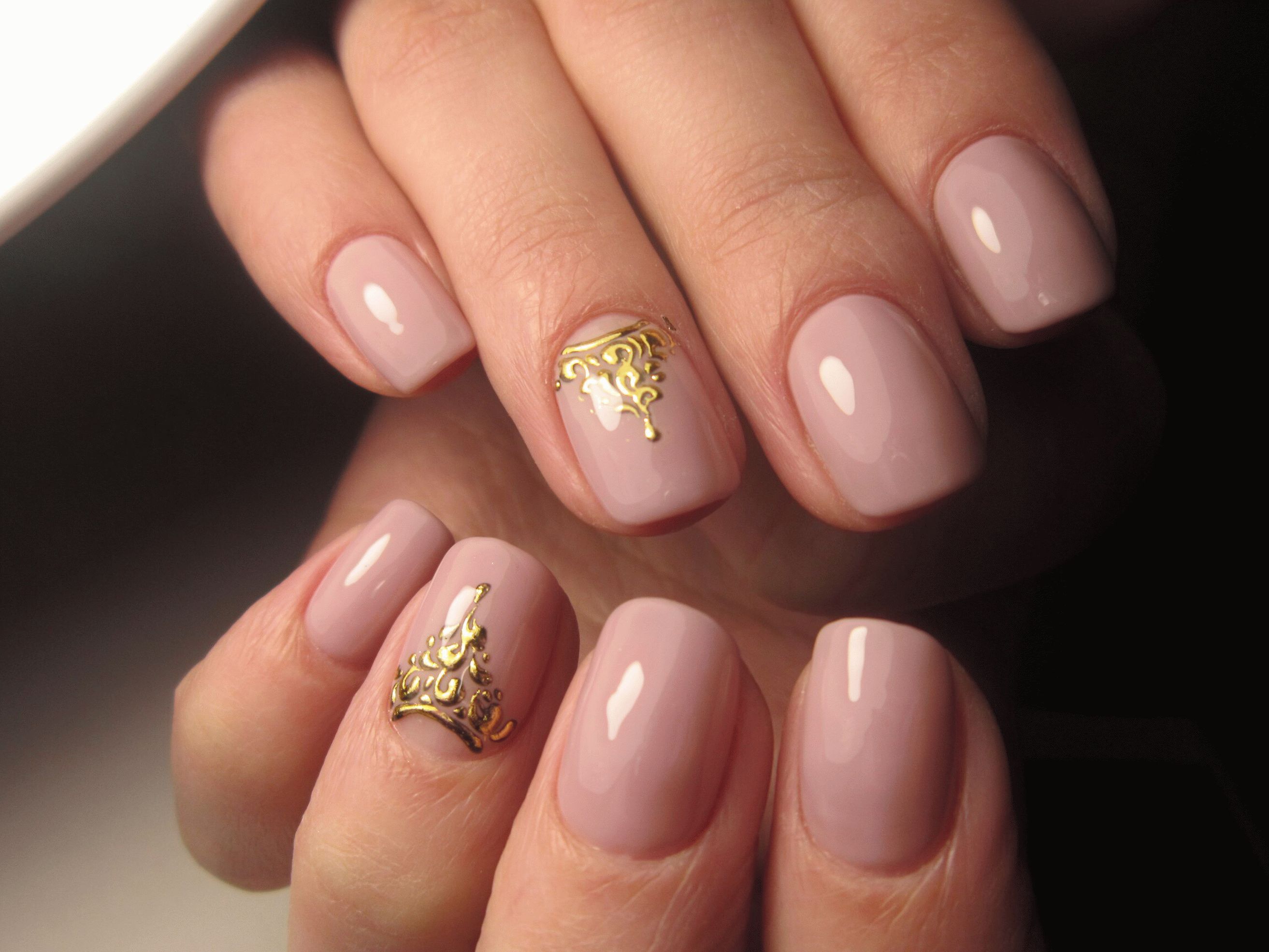 Nude manicure for the winter