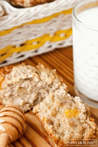 Oat buns with dried apricots