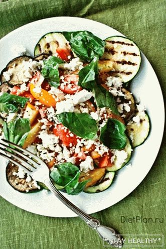 Salad with grilled vegetables and cheese