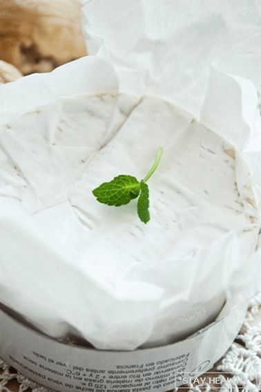 Green Salad with Camembert, Figs and Walnutsnuts